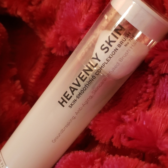 IT COSMETICS HEAVENLY SKIN SKIN-SMOOTHING COMPLEXION BRUSH #704 - Picture 4 of 9